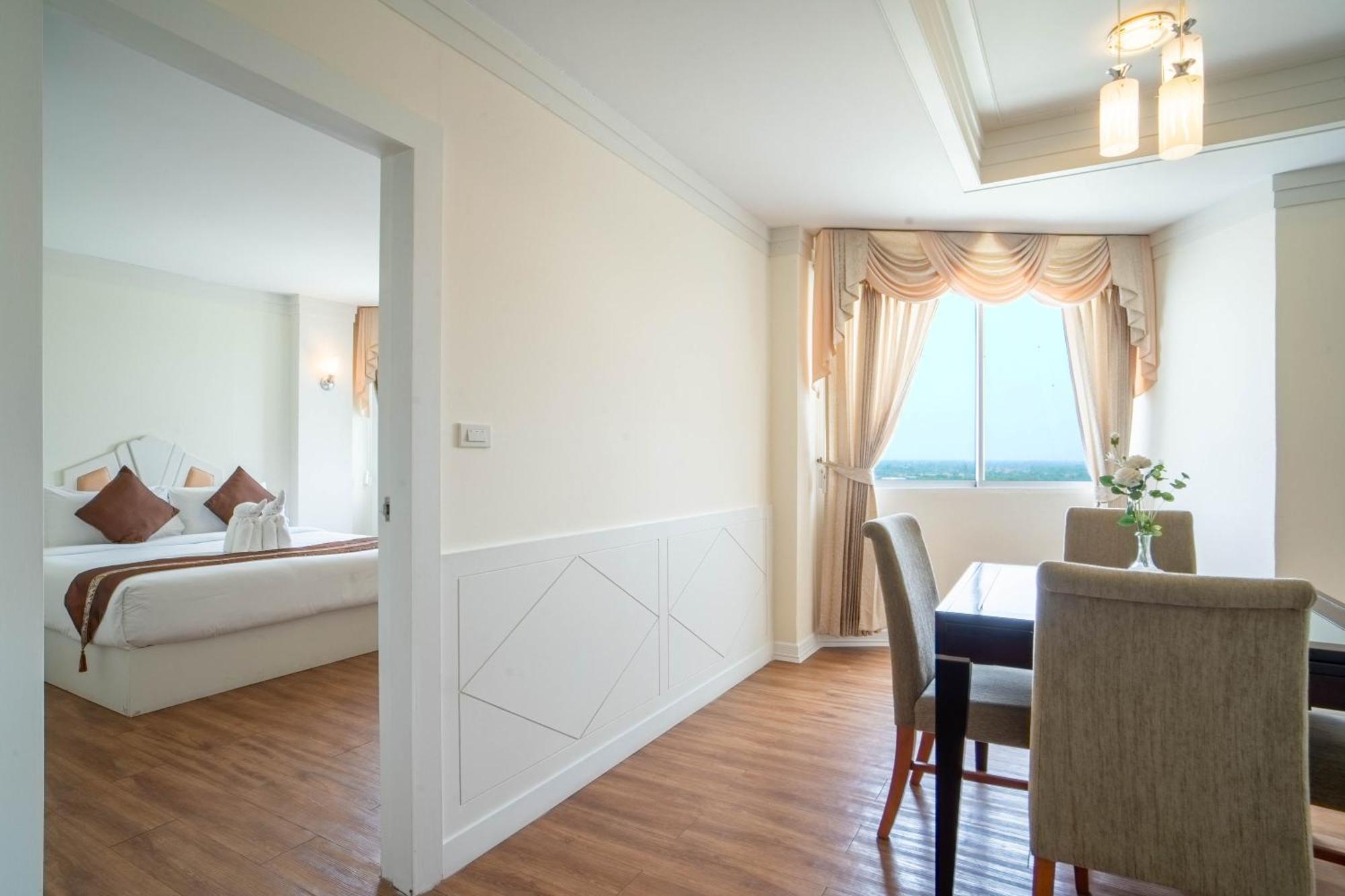 Thong Tarin Hotel Сурін Екстер'єр фото