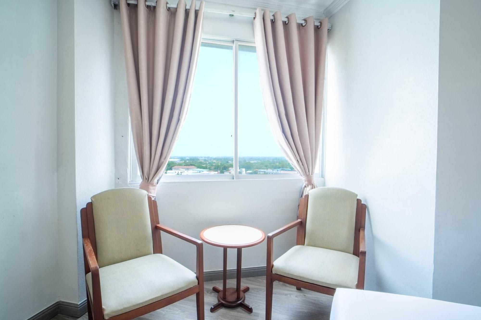 Thong Tarin Hotel Сурін Екстер'єр фото